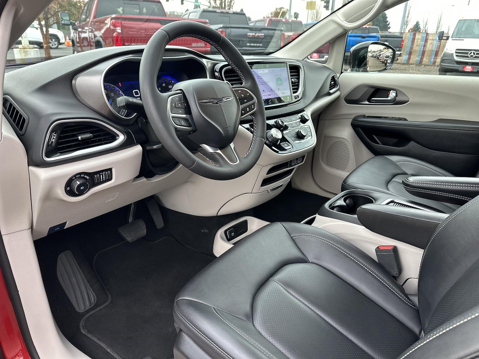 Used 2024 Chrysler Pacifica - photo 10