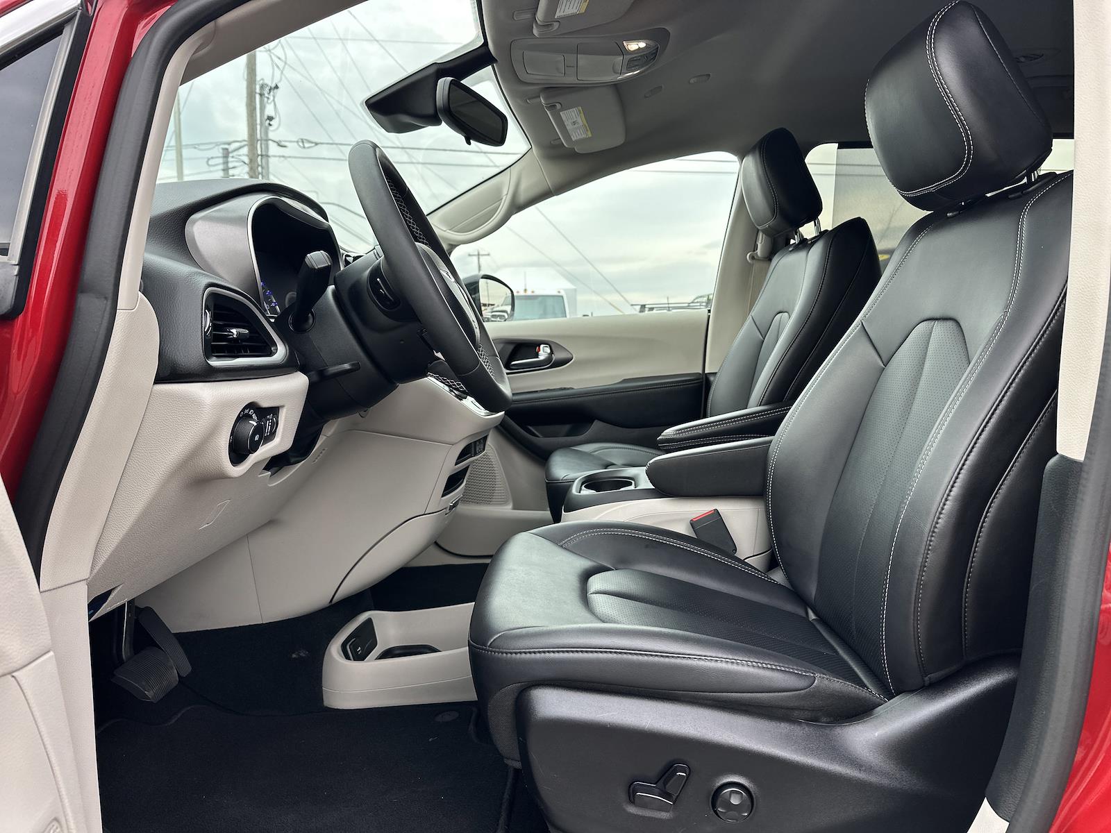 Used 2024 Chrysler Pacifica - photo 11