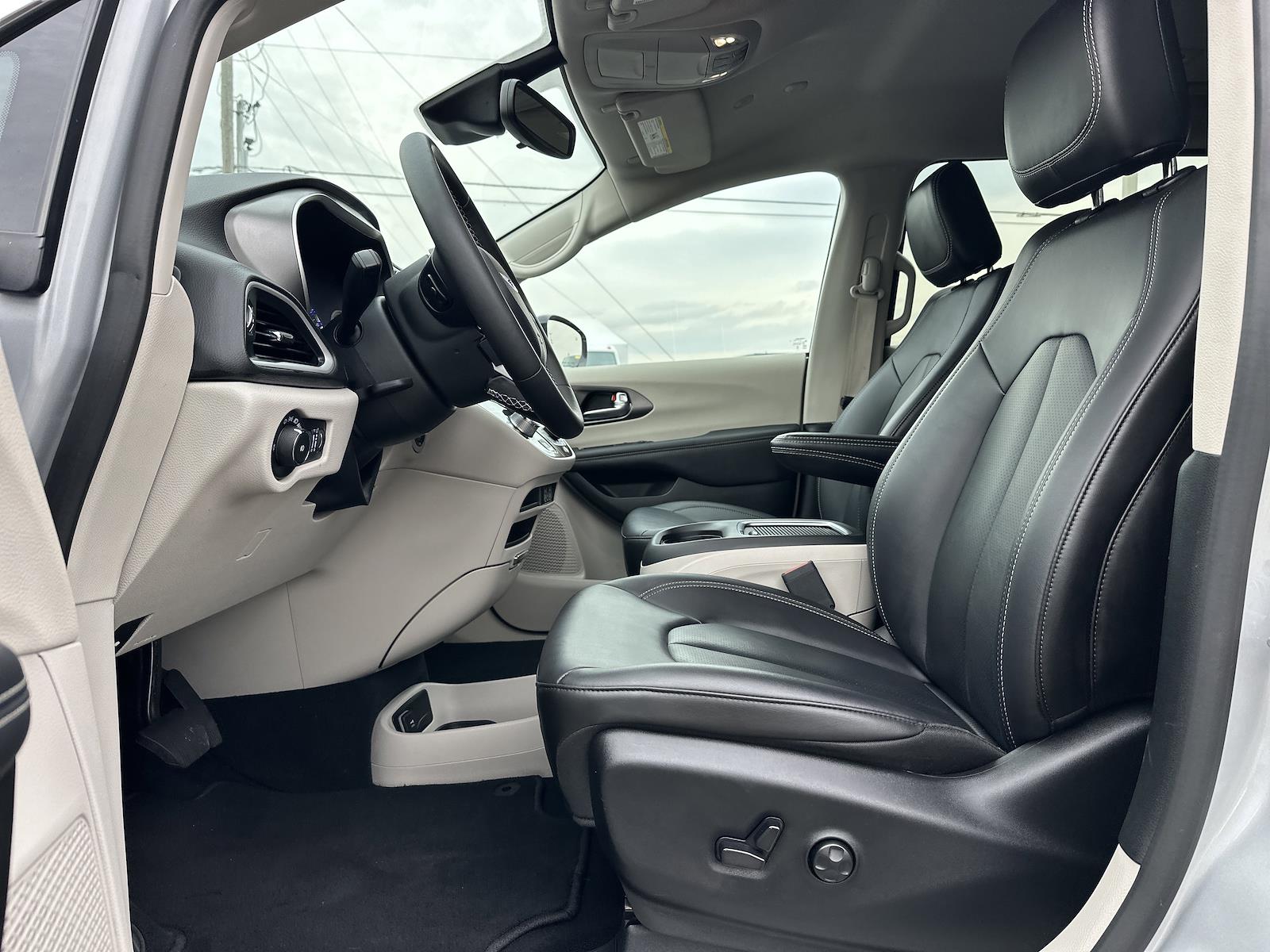 Used 2024 Chrysler Pacifica - photo 12