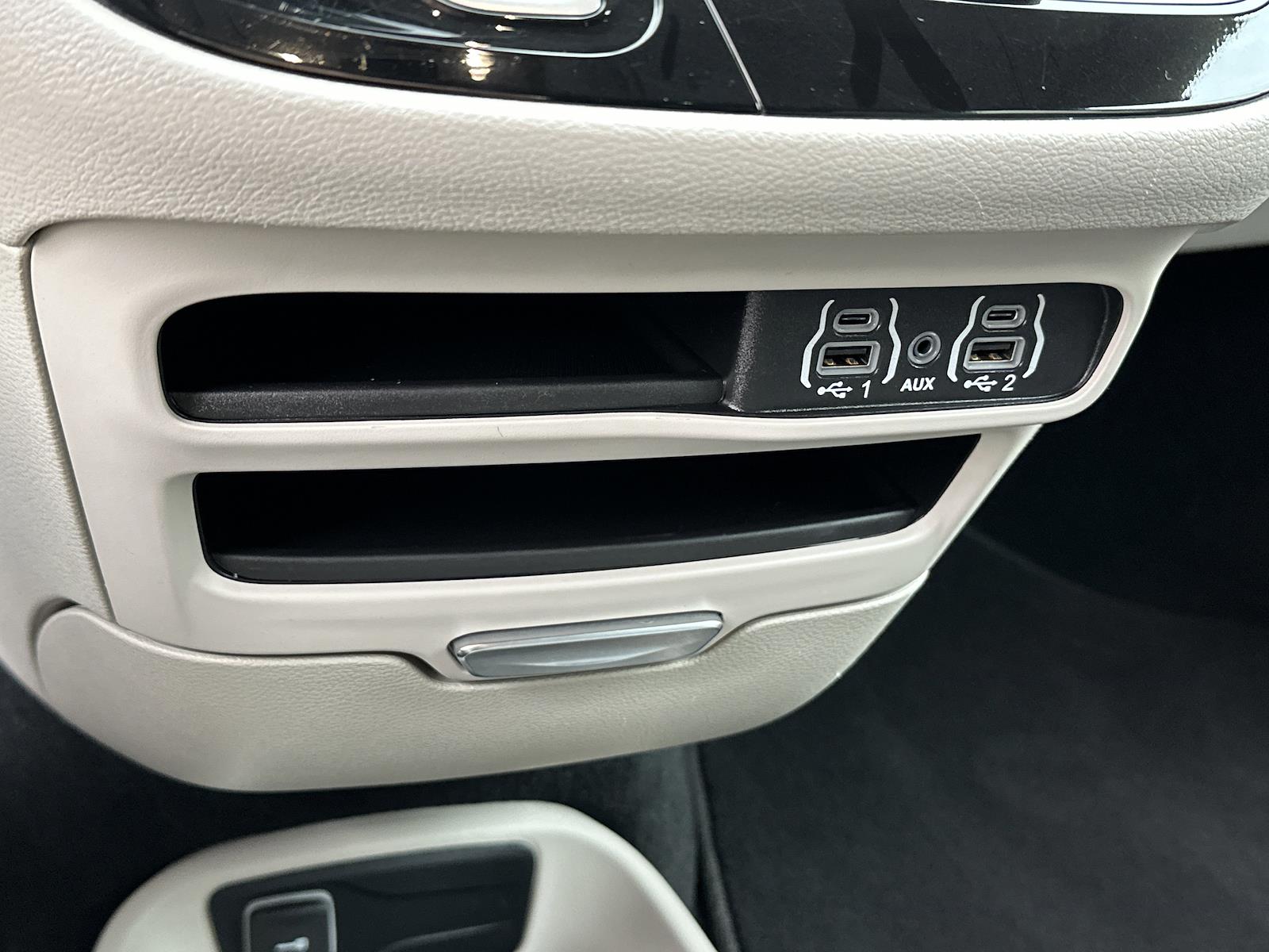 Used 2024 Chrysler Pacifica - photo 25