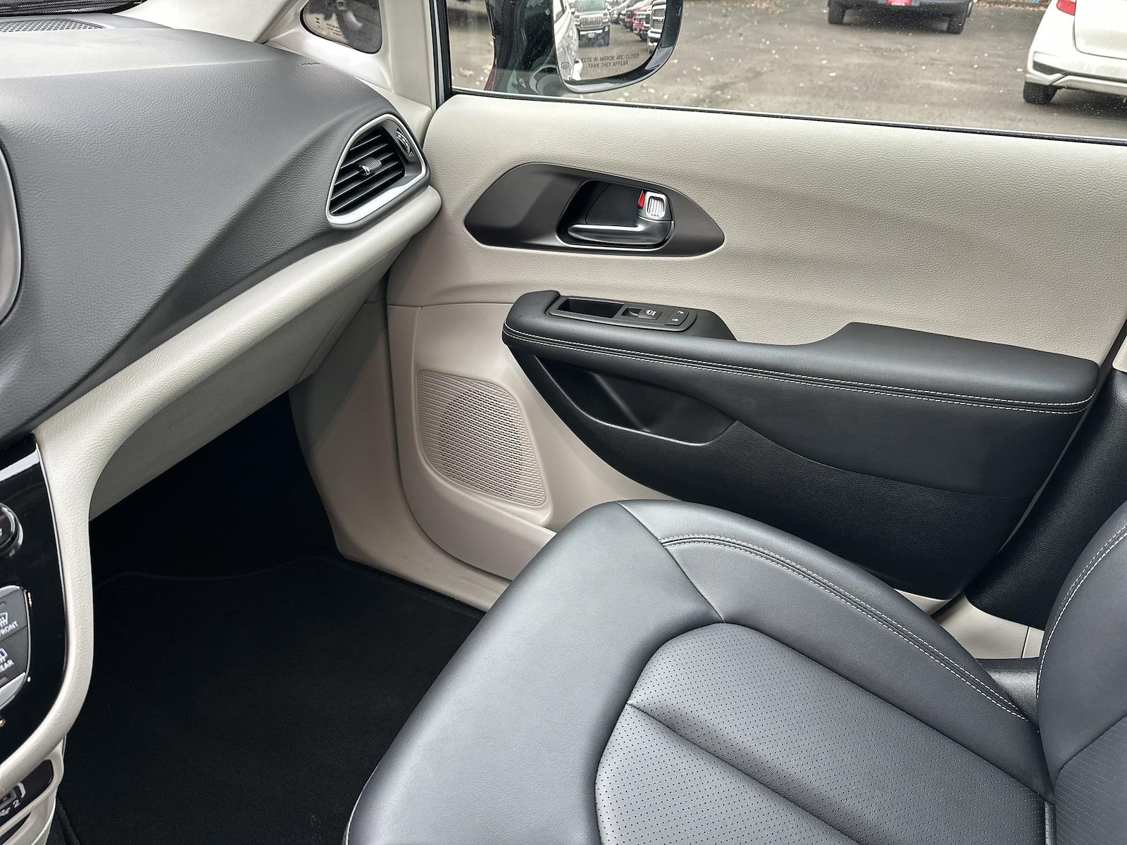Used 2024 Chrysler Pacifica - photo 26