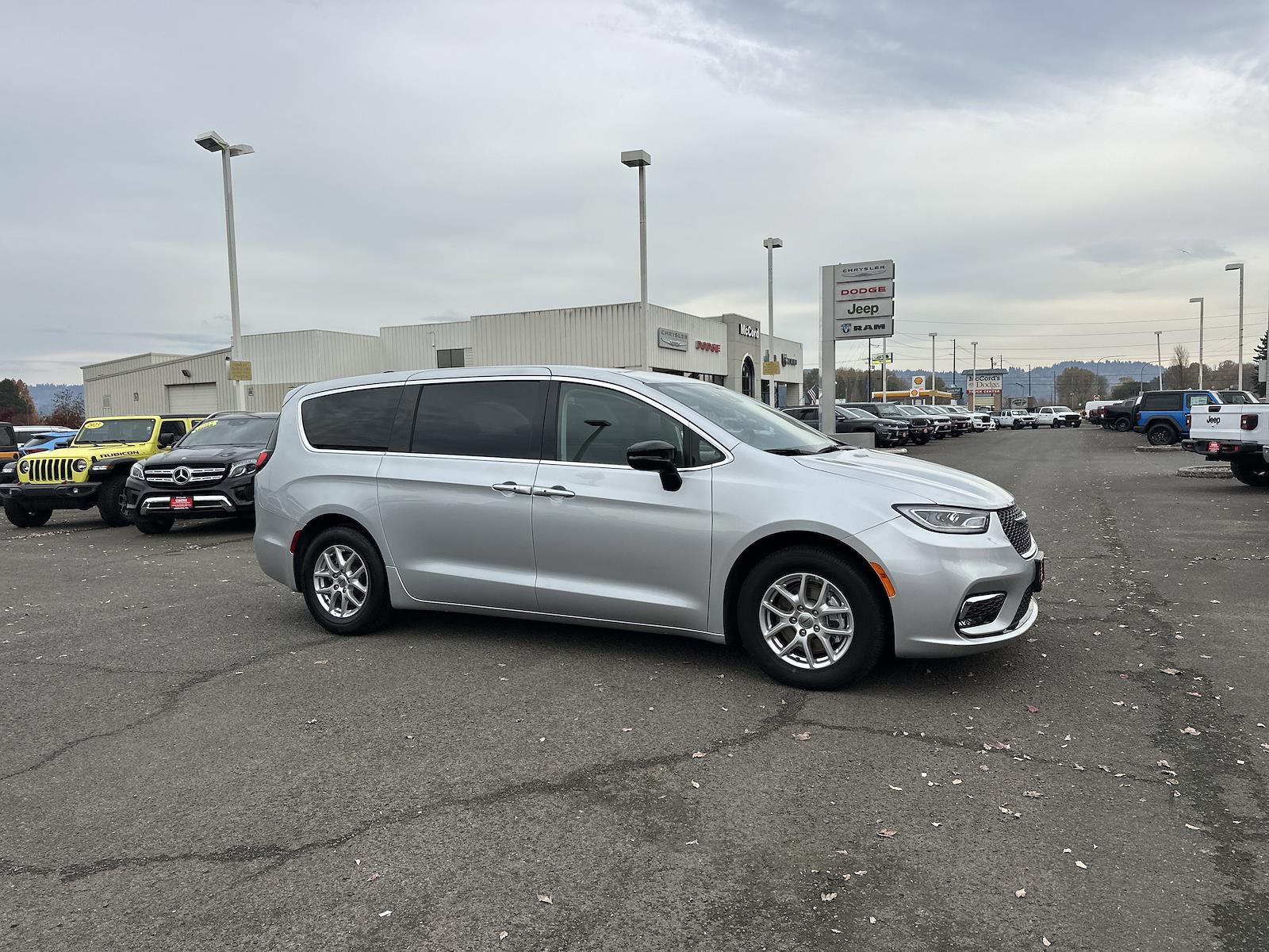Used 2024 Chrysler Pacifica - photo 9