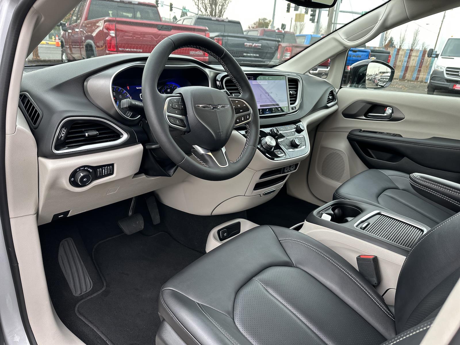 Used 2024 Chrysler Pacifica - photo 11
