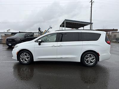 Used 2023 Chrysler Pacifica - photo 1
