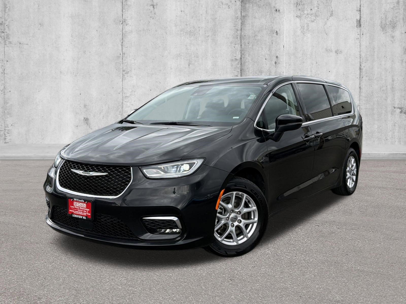 Used 2023 Chrysler Pacifica - photo 1