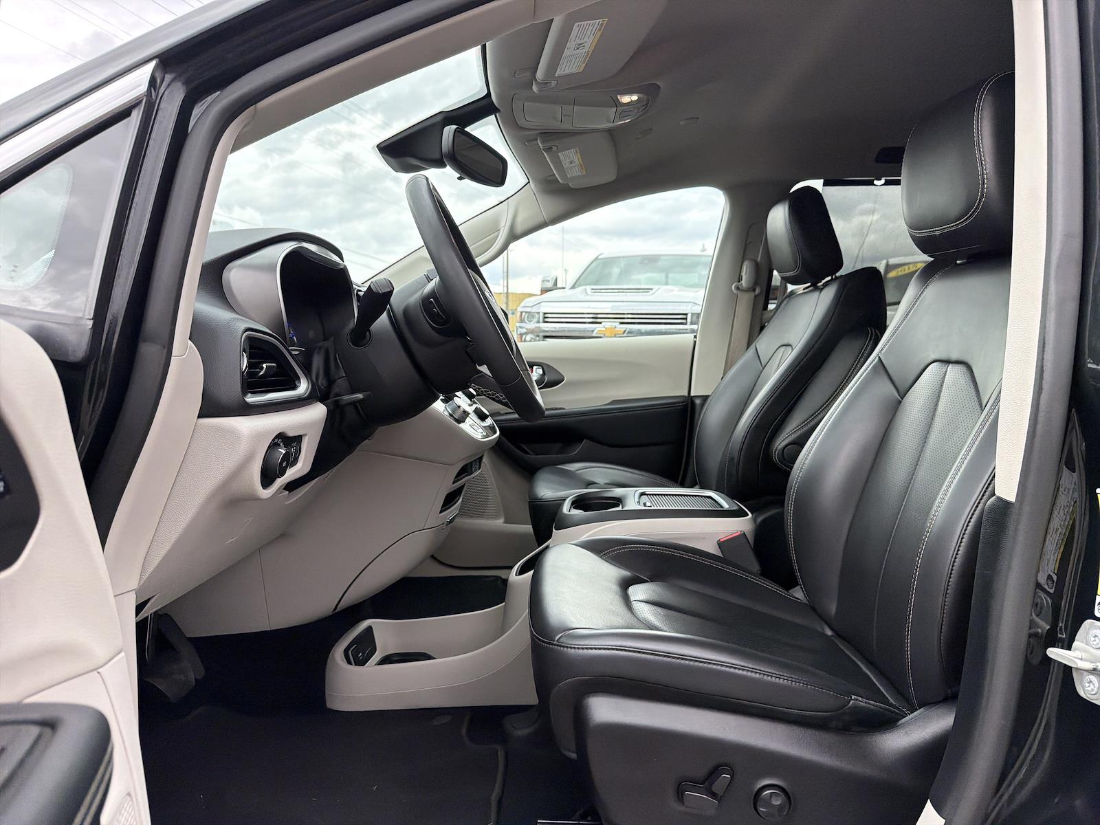 Used 2023 Chrysler Pacifica - photo 12