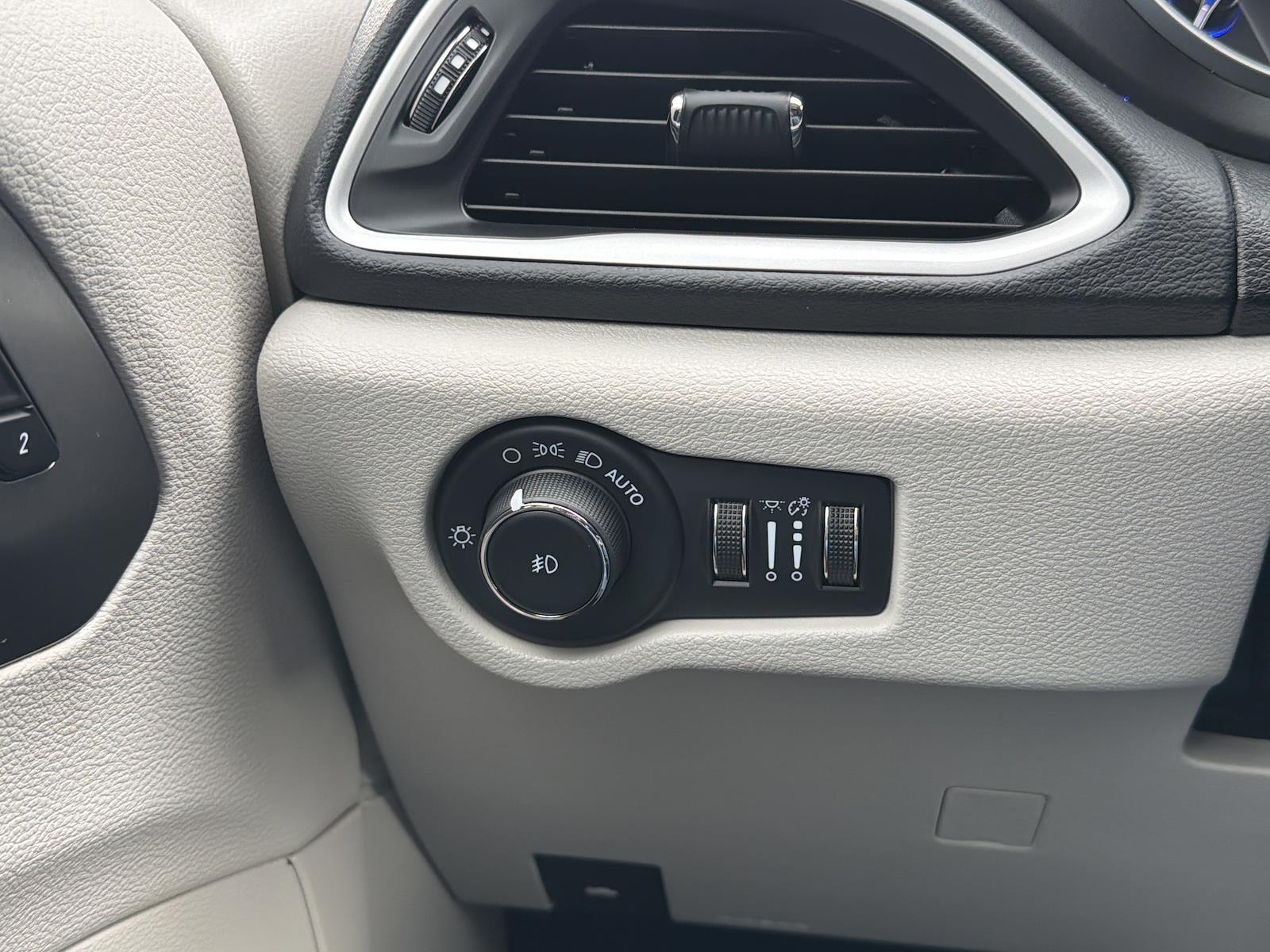 Used 2023 Chrysler Pacifica - photo 17