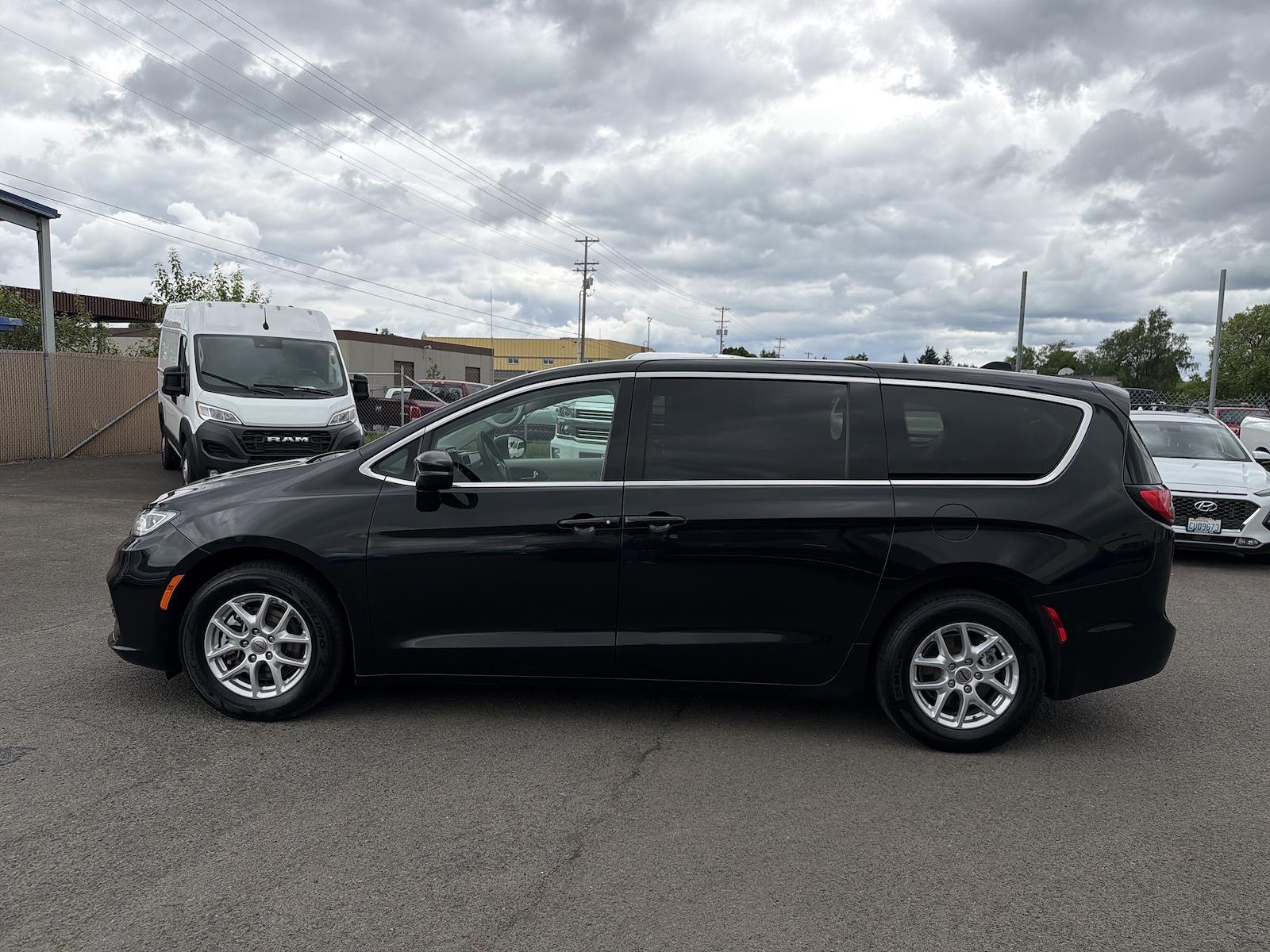 Used 2023 Chrysler Pacifica - photo 2