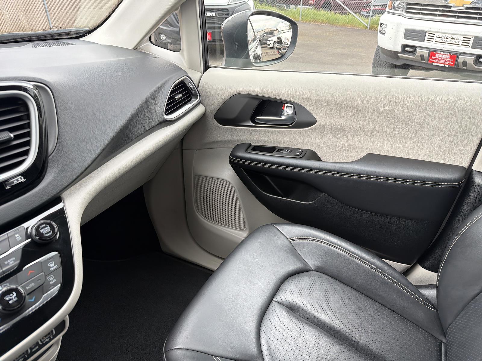 Used 2023 Chrysler Pacifica - photo 28