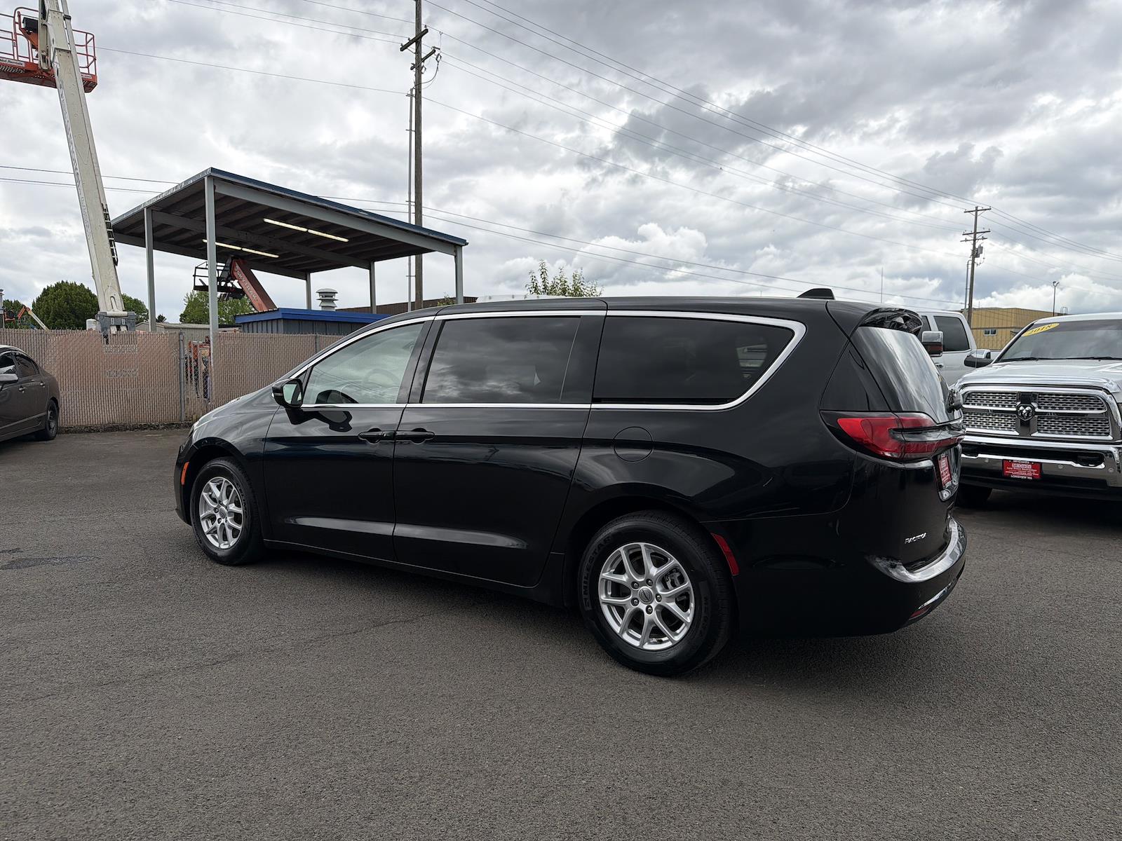 Used 2023 Chrysler Pacifica - photo 5