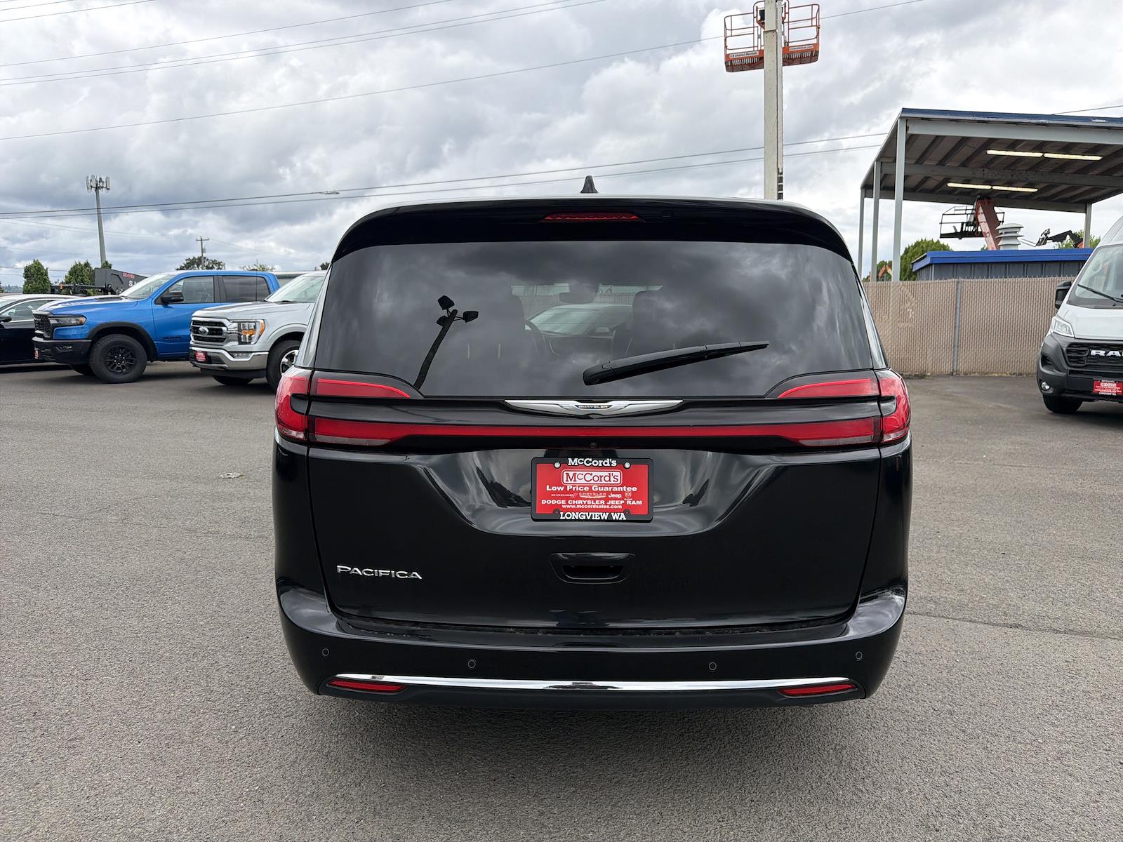 Used 2023 Chrysler Pacifica - photo 6