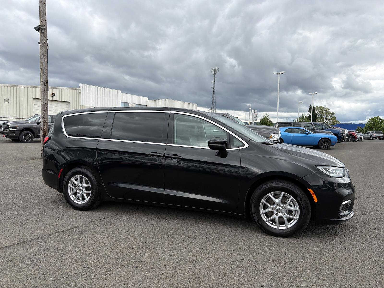 Used 2023 Chrysler Pacifica - photo 9