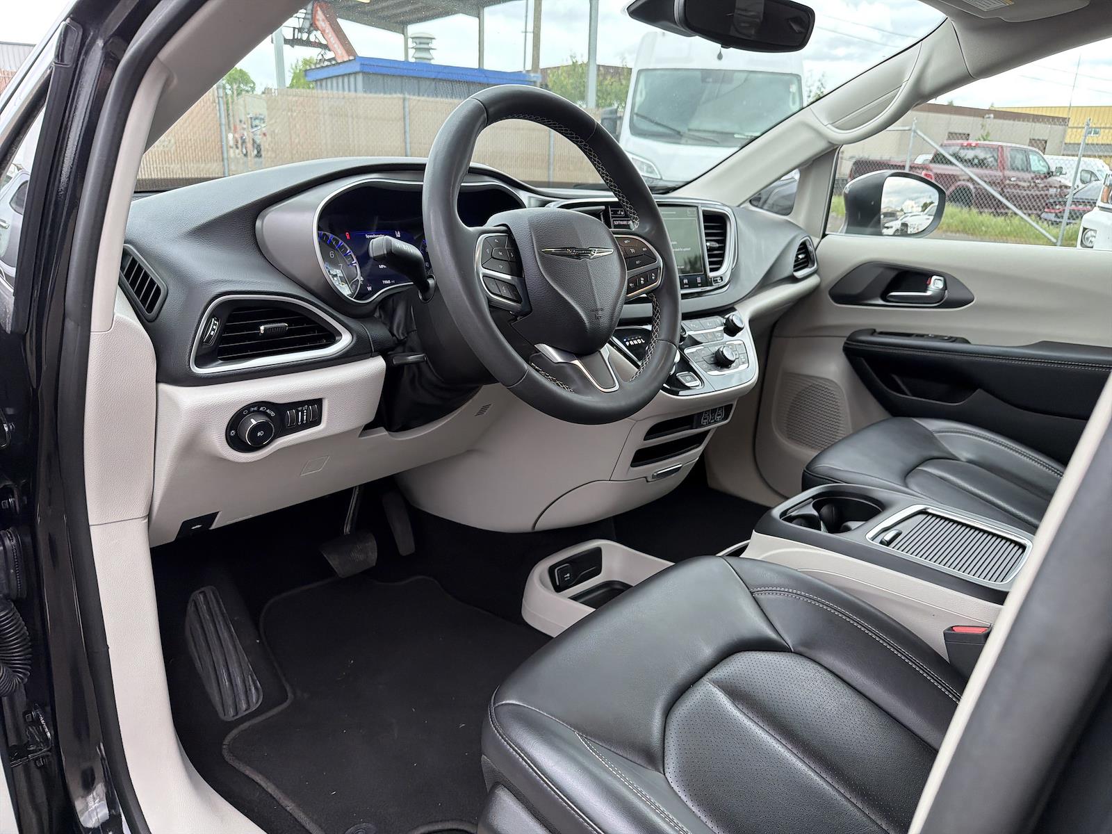 Used 2023 Chrysler Pacifica - photo 11