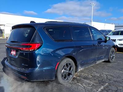 Used 2024 Chrysler Pacifica Select Minivan for sale #P9256 - photo 2