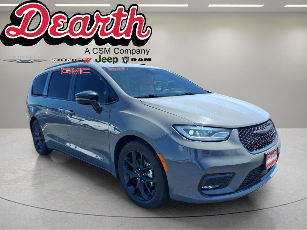 Used 2025 Chrysler Pacifica - photo 1