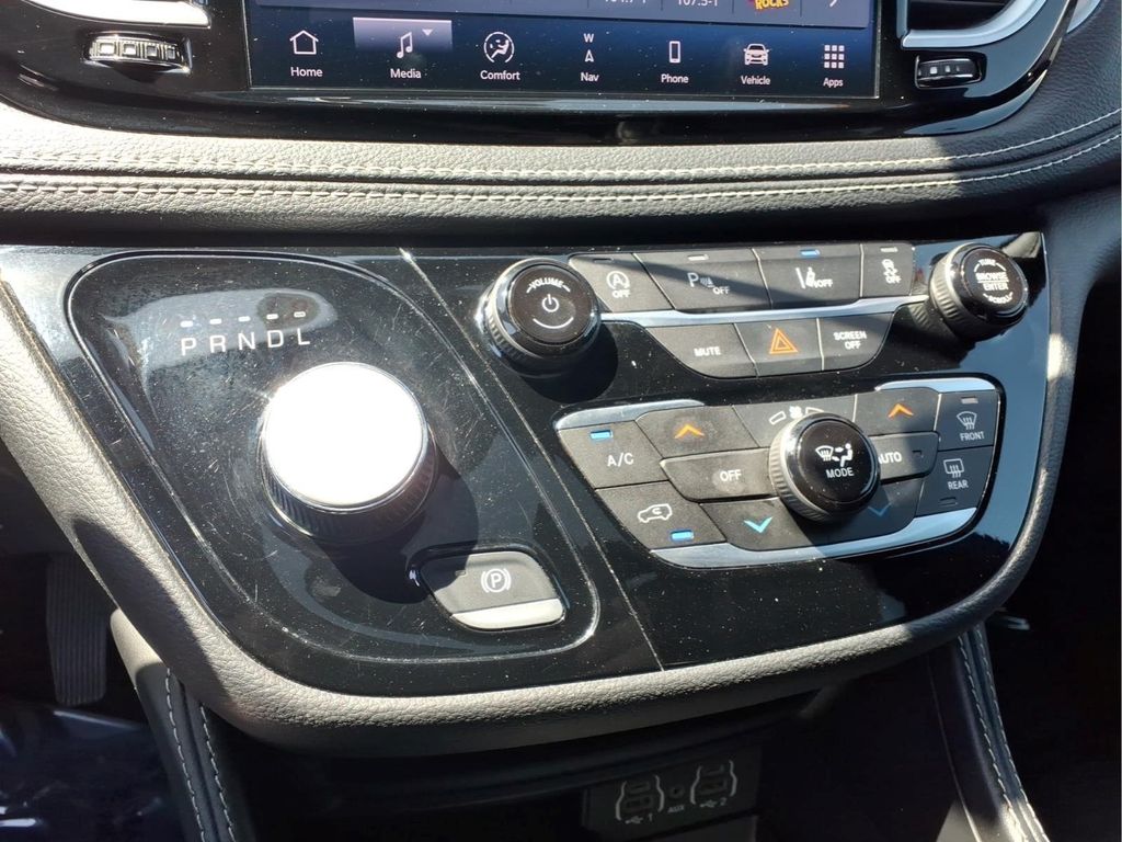 Used 2025 Chrysler Pacifica - photo 12