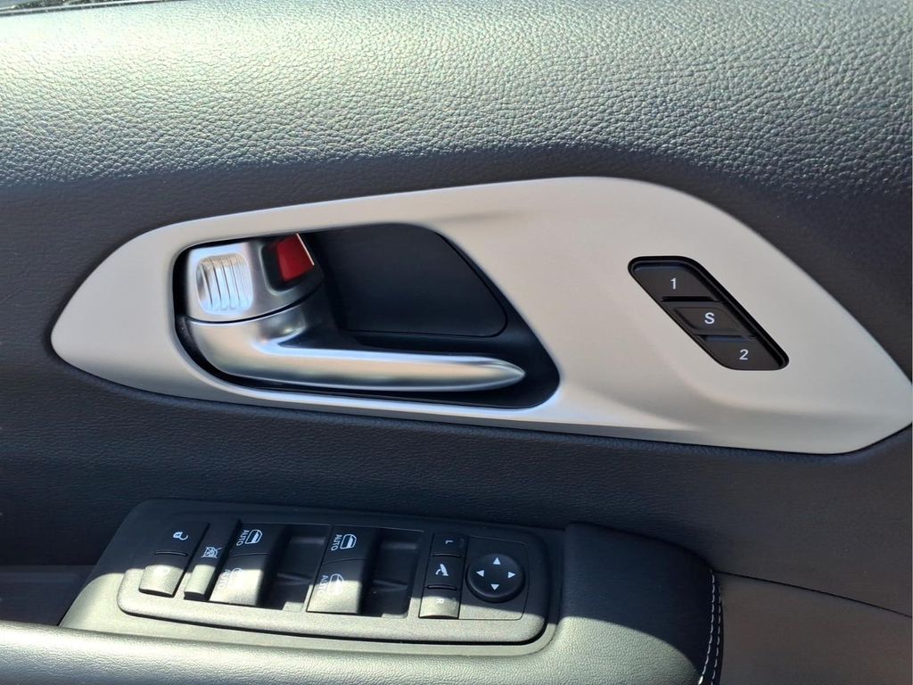 Used 2025 Chrysler Pacifica - photo 17