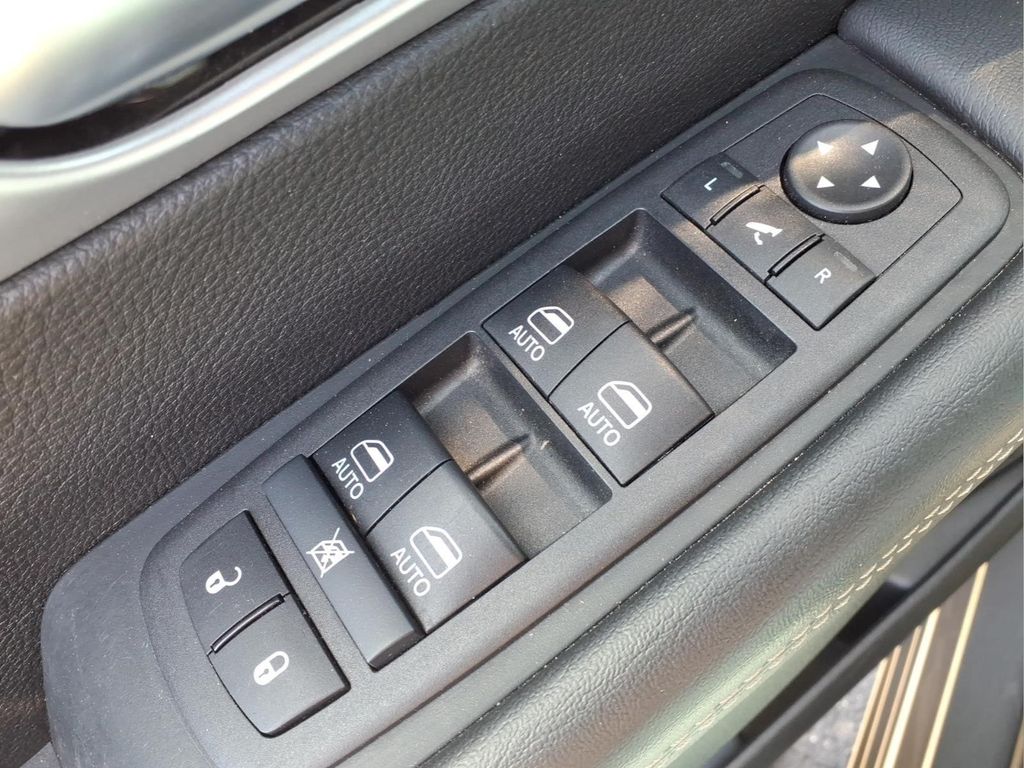Used 2025 Chrysler Pacifica - photo 19