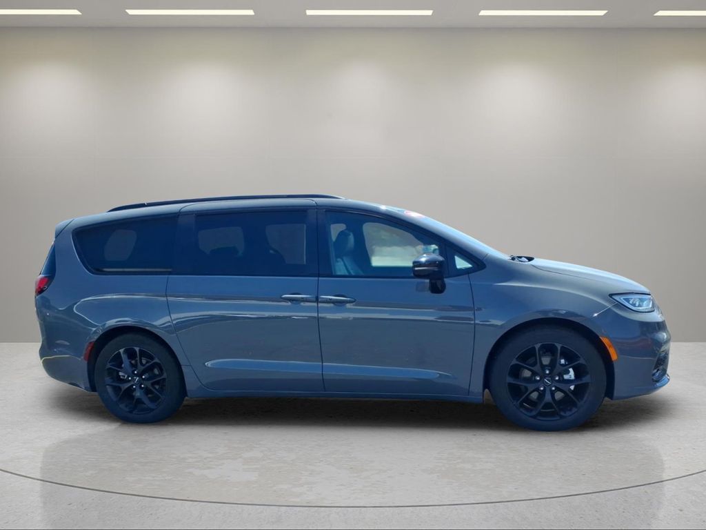Used 2025 Chrysler Pacifica - photo 2