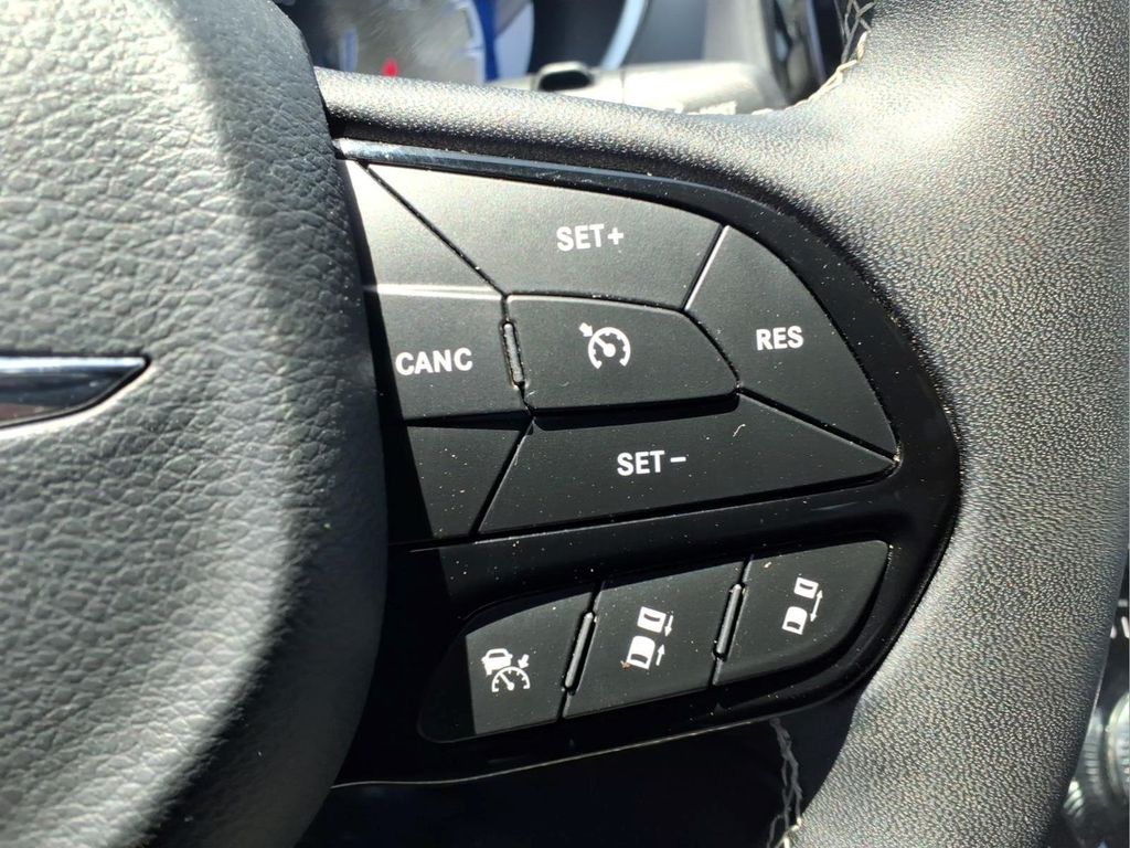 Used 2025 Chrysler Pacifica - photo 22