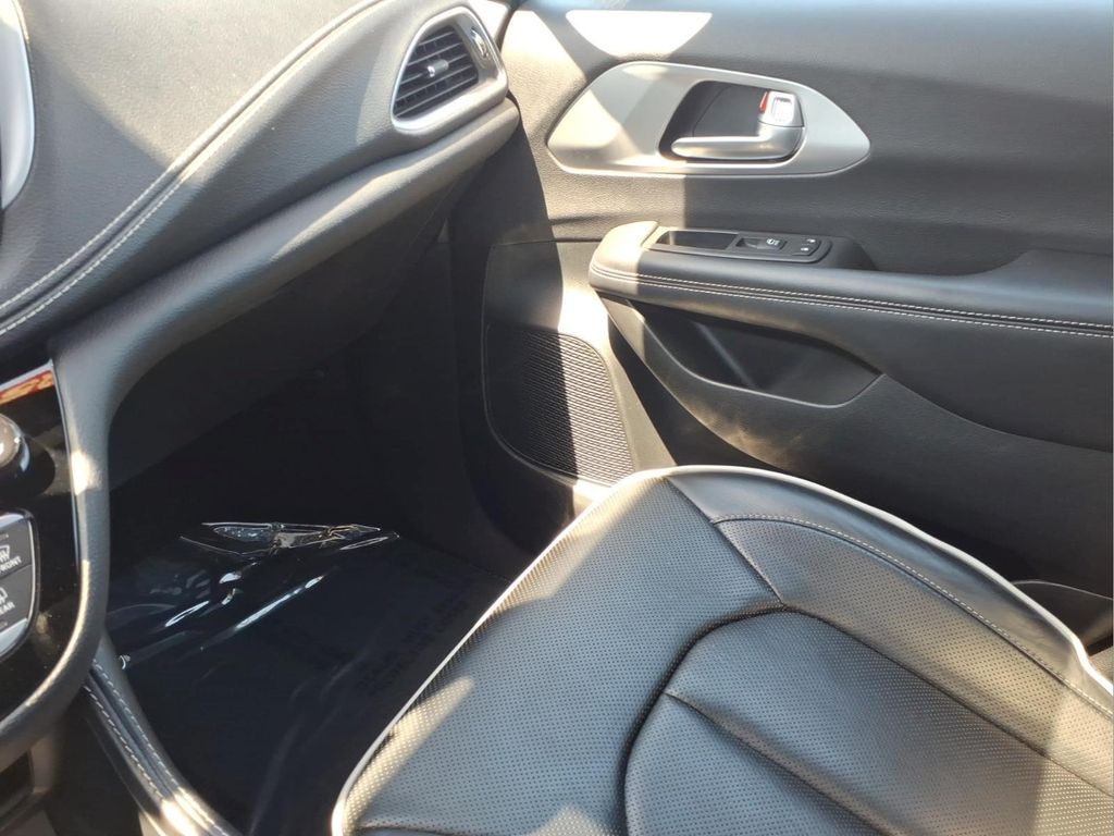 Used 2025 Chrysler Pacifica - photo 25