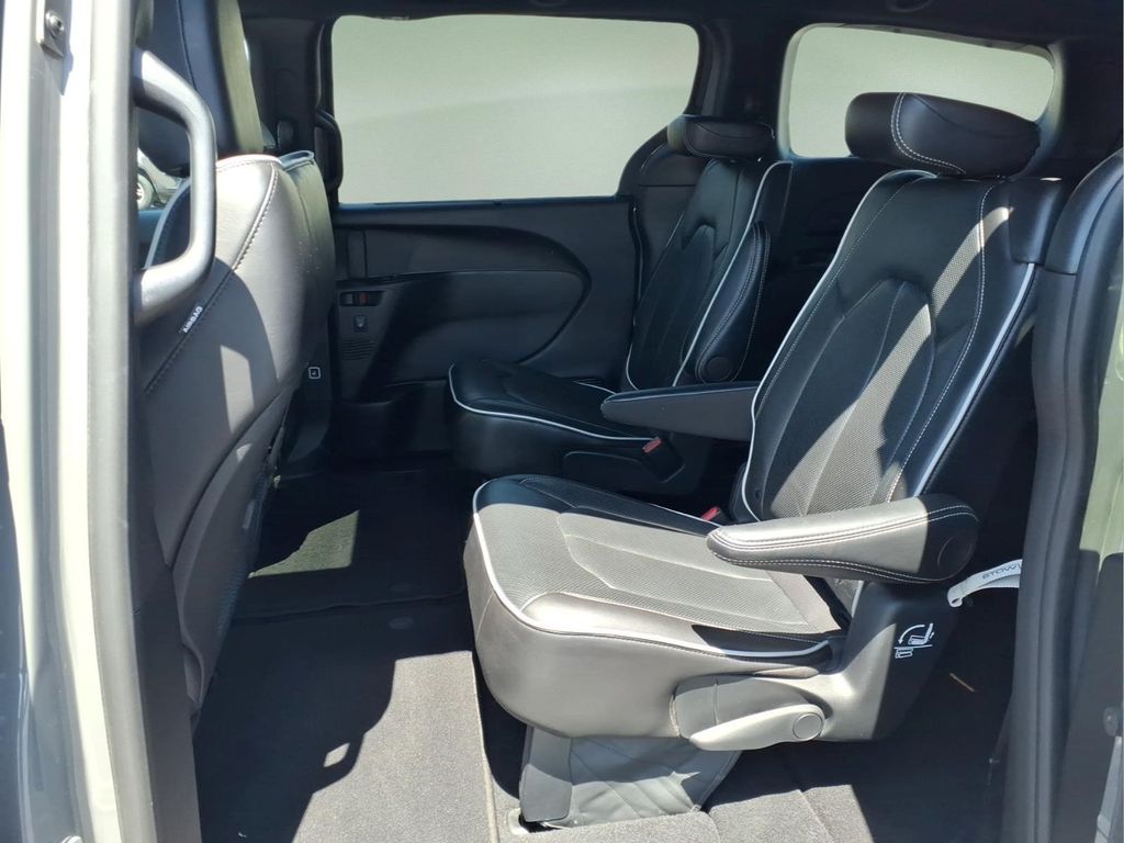 Used 2025 Chrysler Pacifica - photo 7