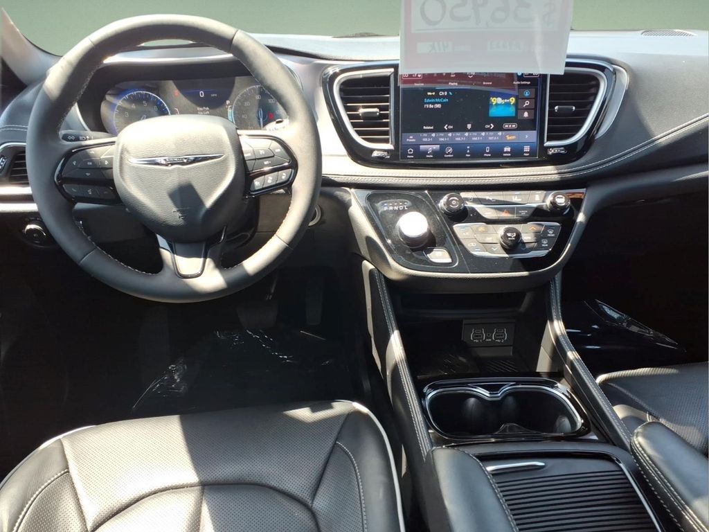 Used 2025 Chrysler Pacifica - photo 10