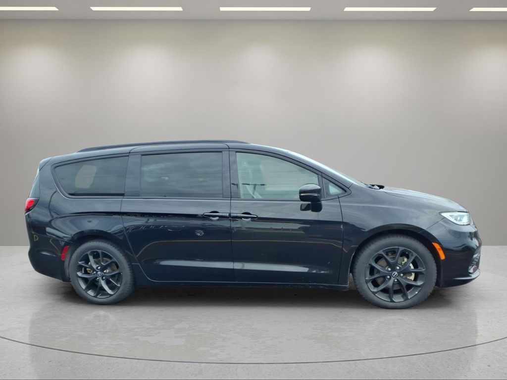 Used 2025 Chrysler Pacifica - photo 2