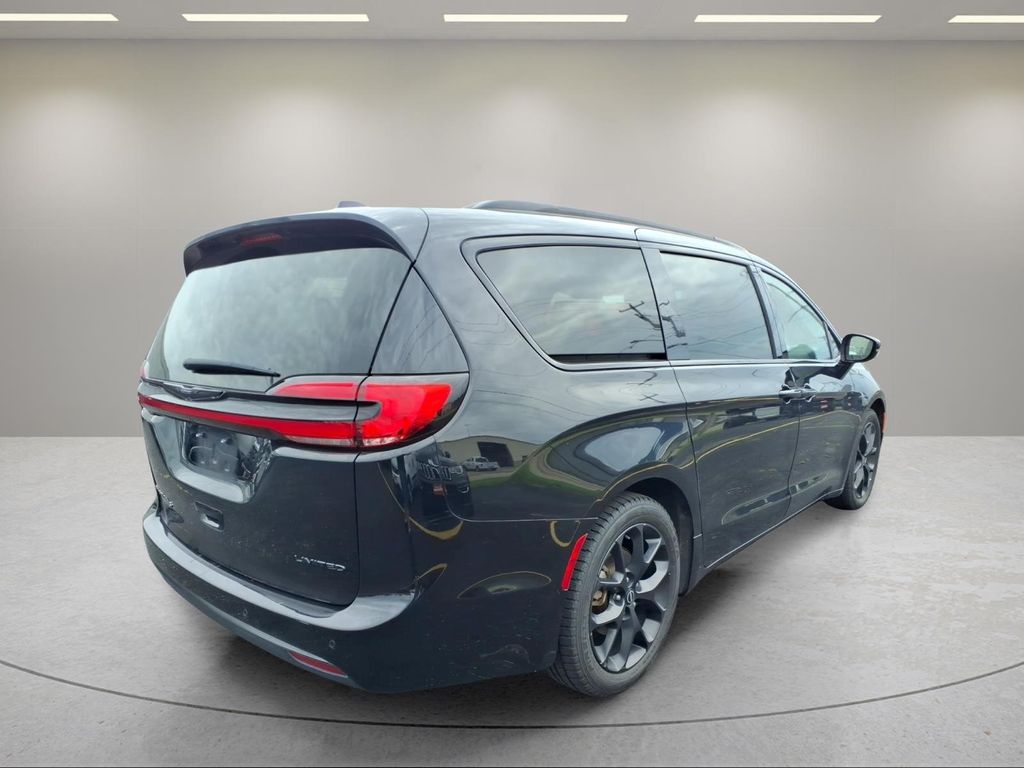 Used 2025 Chrysler Pacifica - photo 2