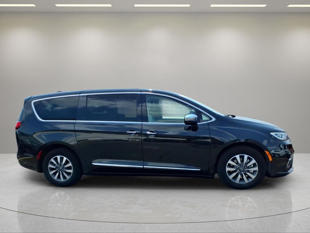 Used 2023 Chrysler Pacifica - photo 2