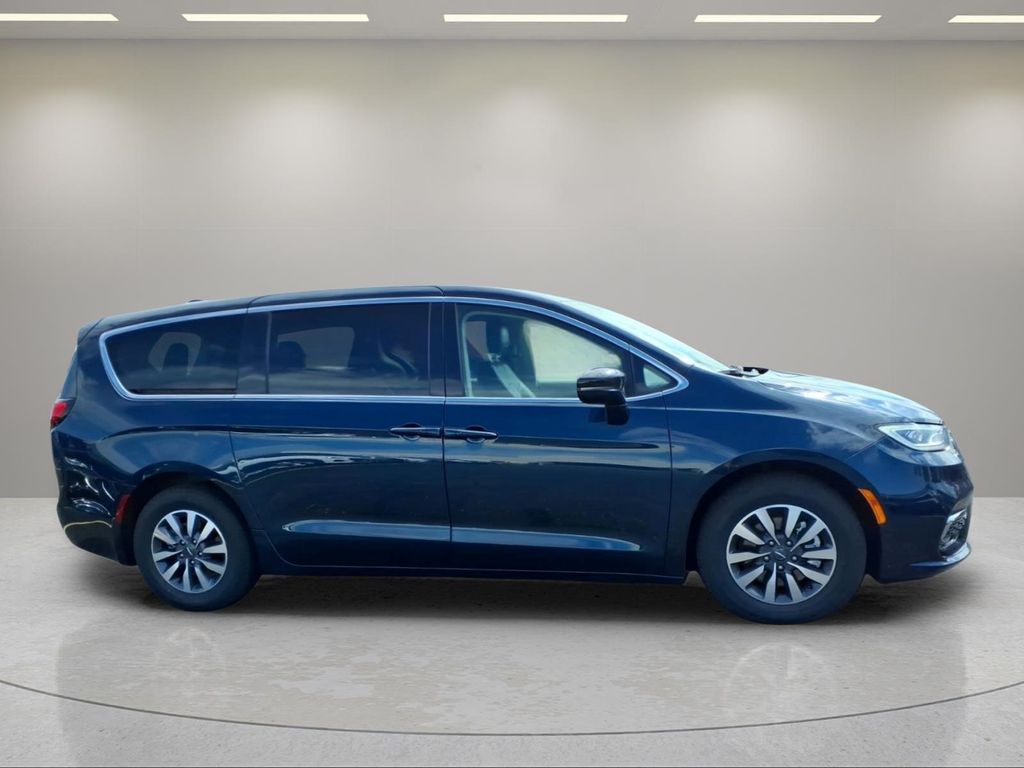 Used 2024 Chrysler Pacifica - photo 2