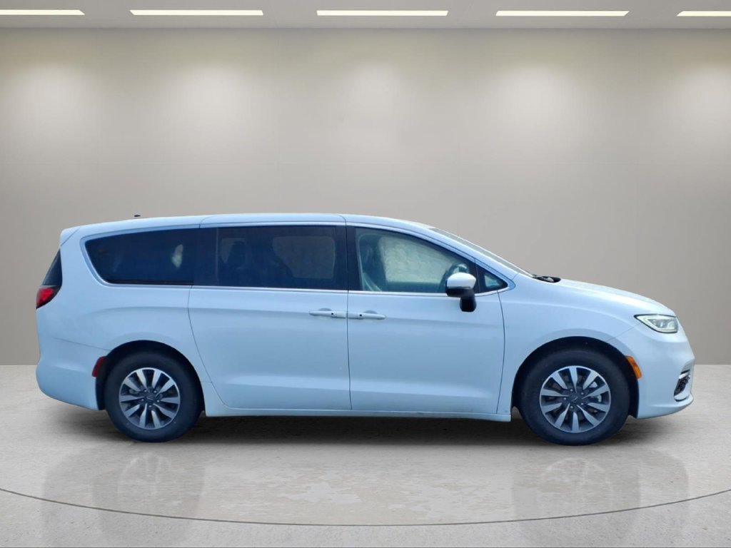 Used 2023 Chrysler Pacifica - photo 2