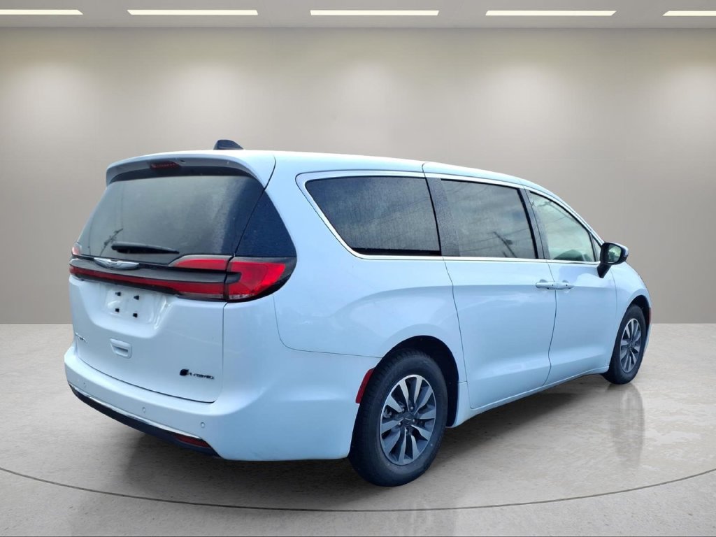Used 2023 Chrysler Pacifica - photo 2