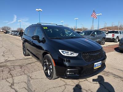 Used 2024 Chrysler Pacifica - photo 1