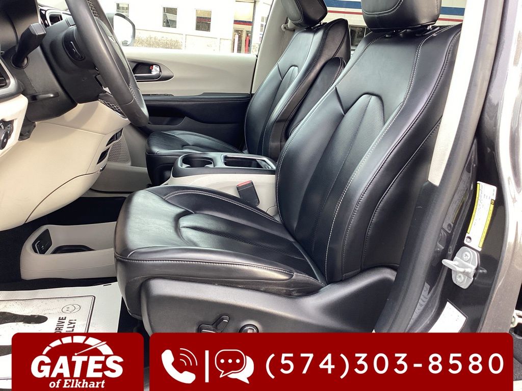 Used 2023 Chrysler Pacifica - photo 2