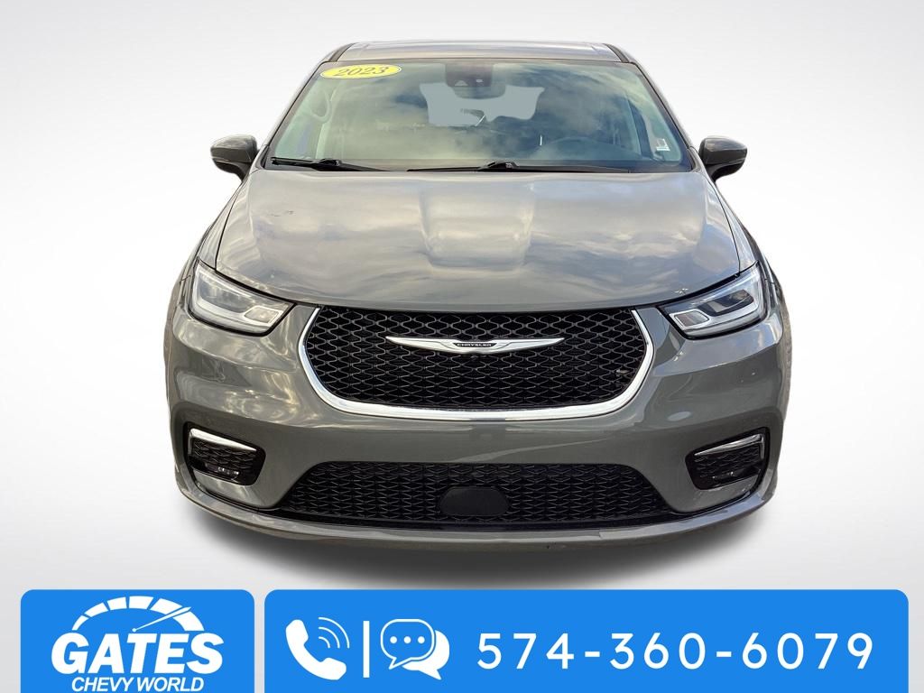 Used 2023 Chrysler Pacifica Touring L Minivan - photo 2