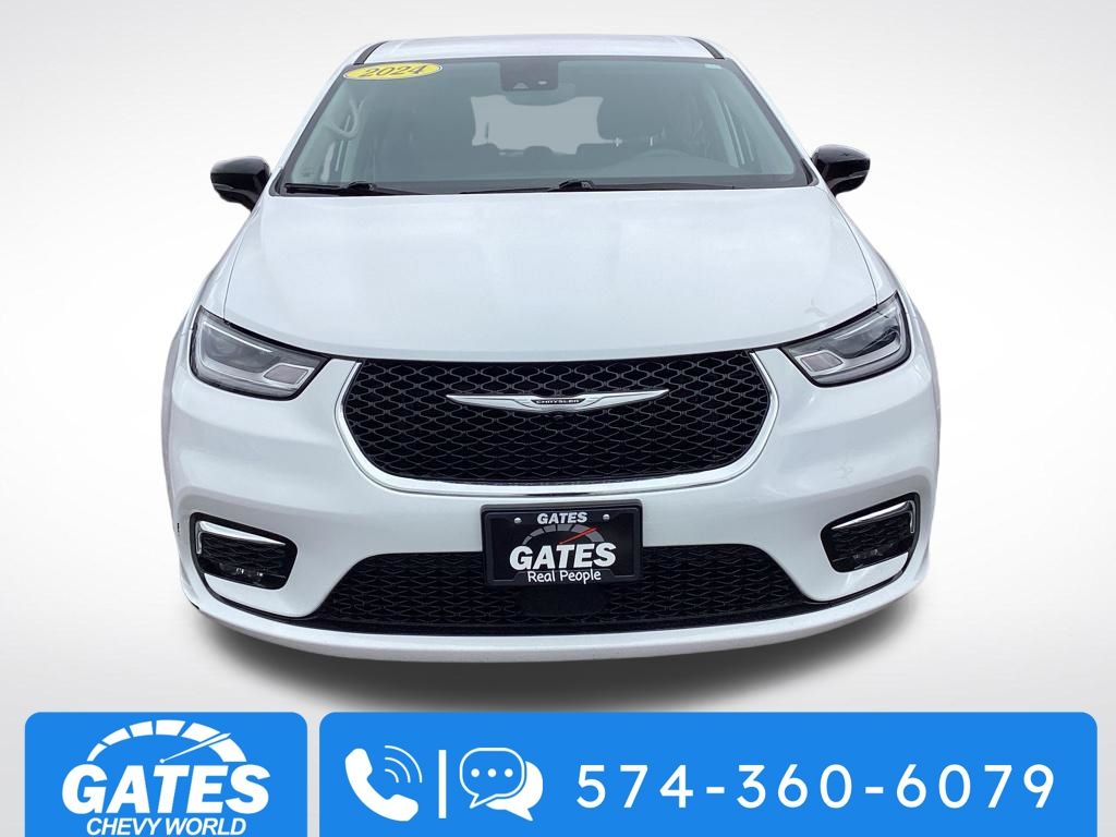 Used 2024 Chrysler Pacifica - photo 2
