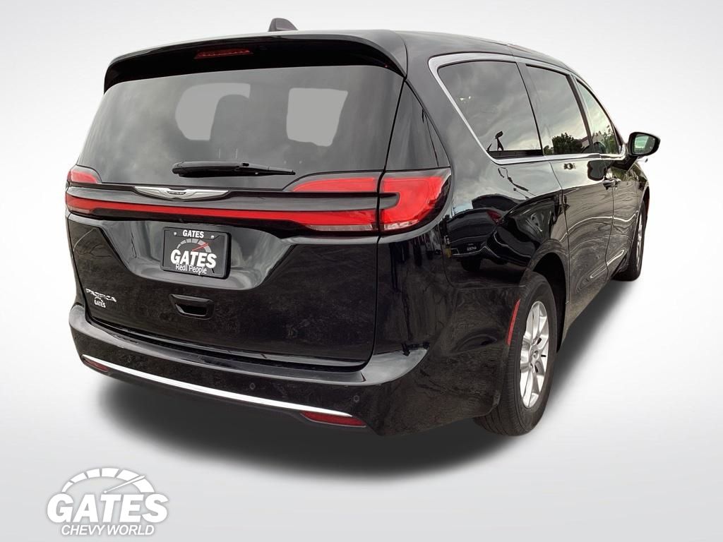 Used 2024 Chrysler Pacifica - photo 2