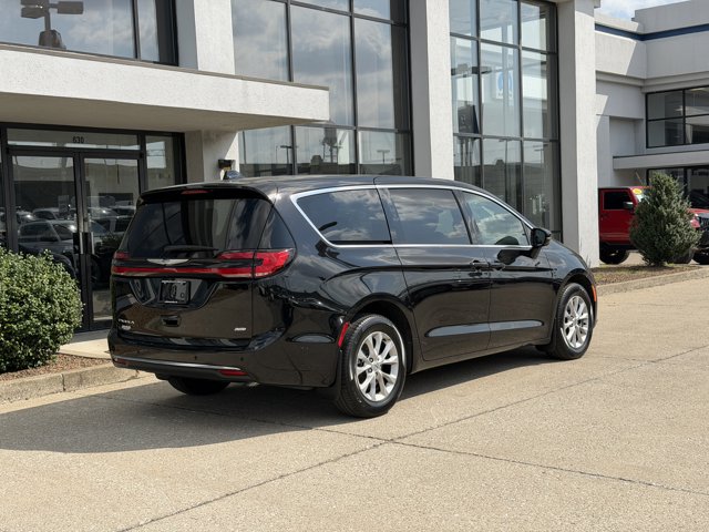 Used 2025 Chrysler Pacifica - photo 8