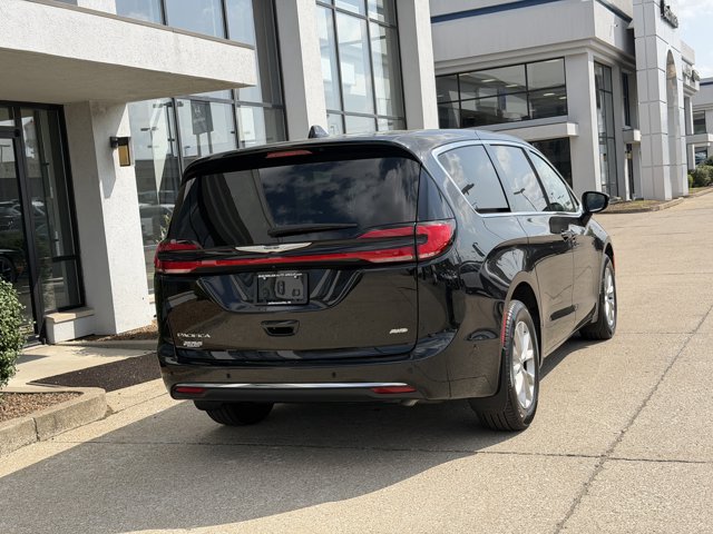 Used 2025 Chrysler Pacifica - photo 2