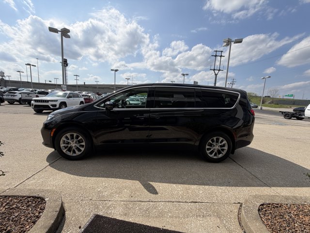 Used 2025 Chrysler Pacifica - photo 17