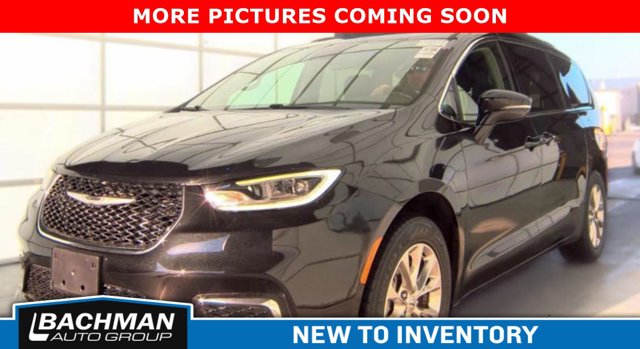 Used 2022 Chrysler Pacifica - photo 2