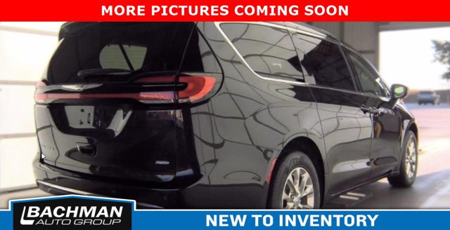 Used 2022 Chrysler Pacifica - photo 2
