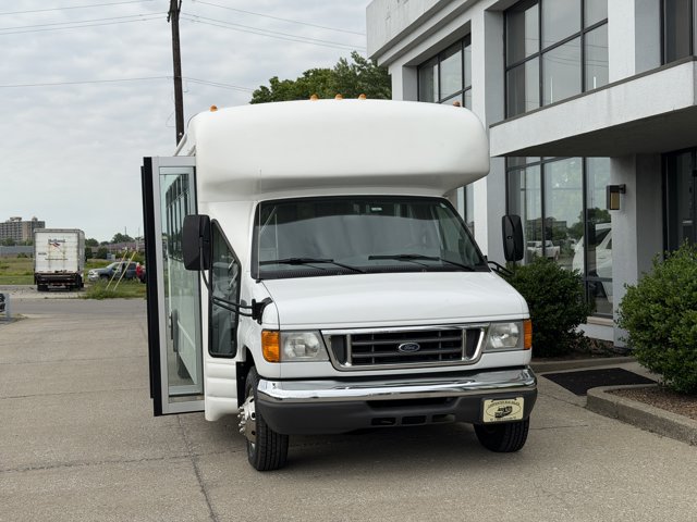 Used 2006 Ford E-450 - photo 2