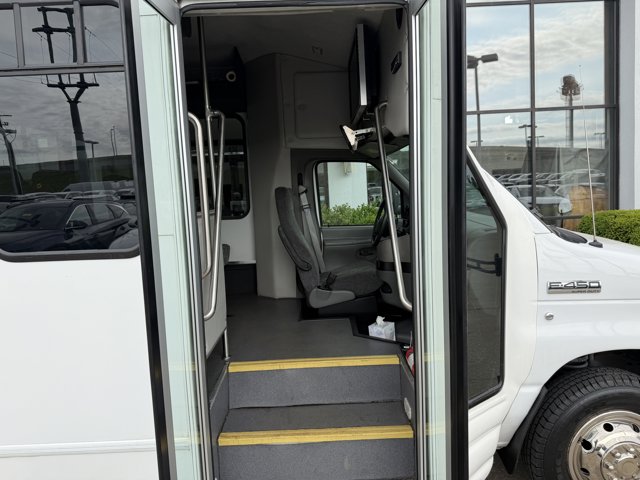Used 2006 Ford E-450 - photo 8