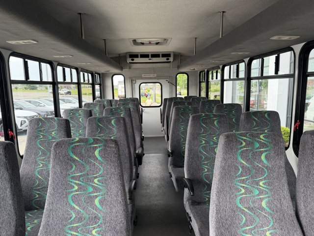 Used 2006 Ford E-450 - photo 11