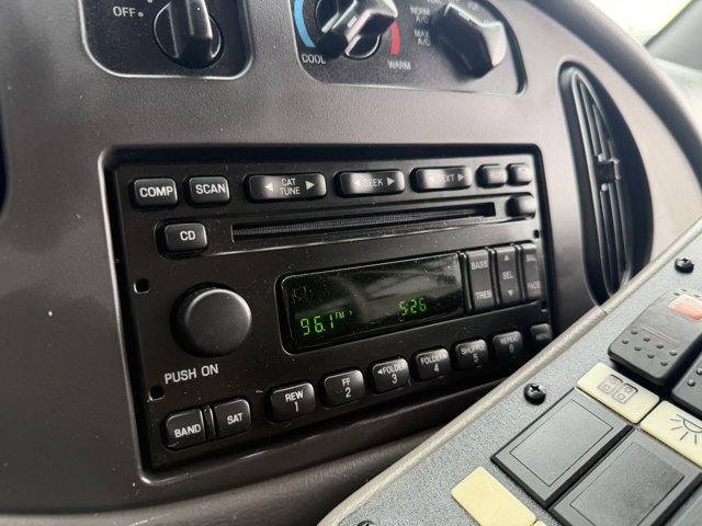 Used 2006 Ford E-450 - photo 2