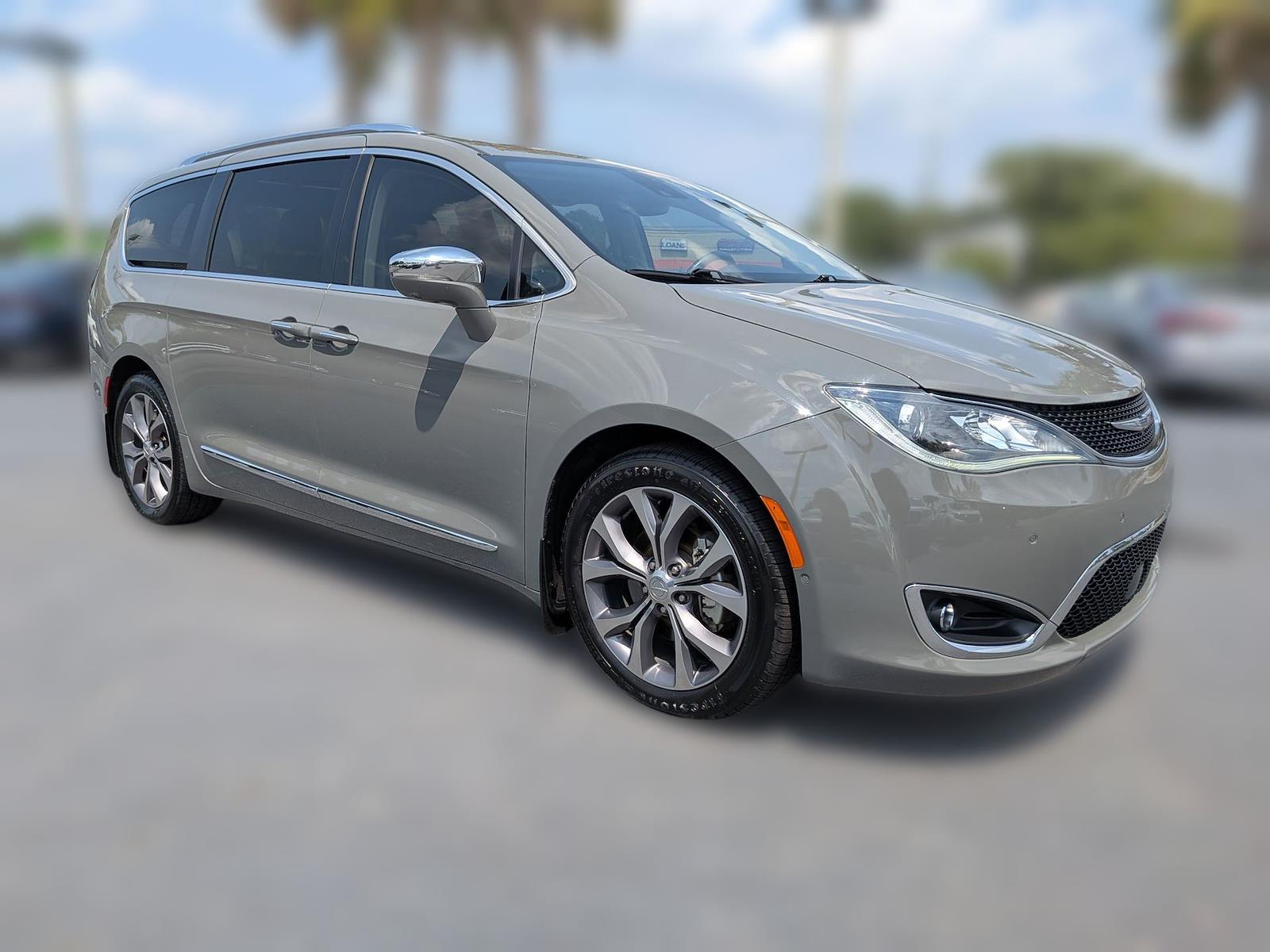 Used 2020 Chrysler Pacifica - photo 2