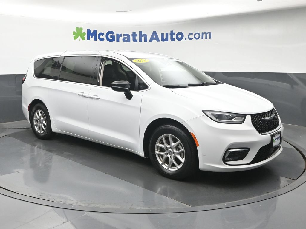 Used 2024 Chrysler Pacifica - photo 2