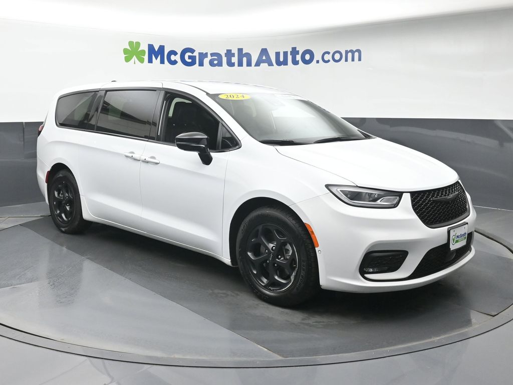Used 2024 Chrysler Pacifica - photo 2